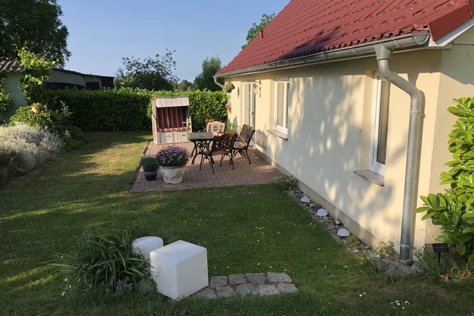 Hohenkirchen mit Garten Terrasse und Strandkorb-Tuinen zomer