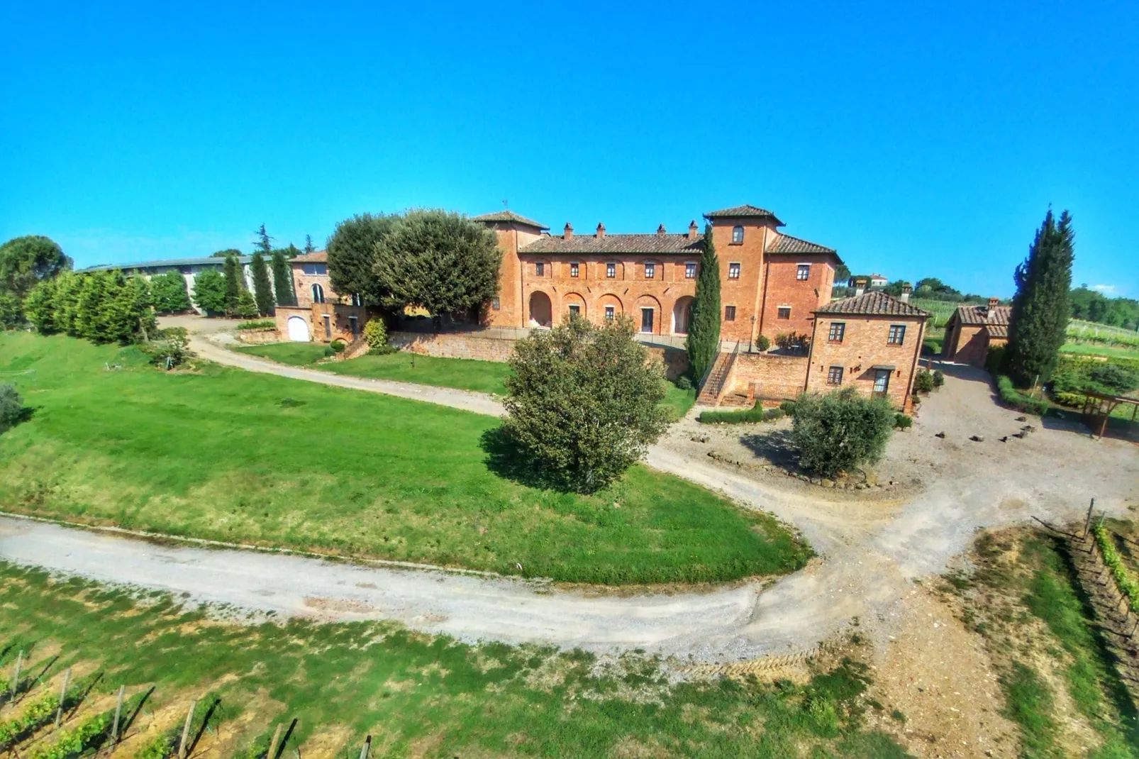 Sfeervol appartement in Montepulciano met zwembad-Buitenkant zomer