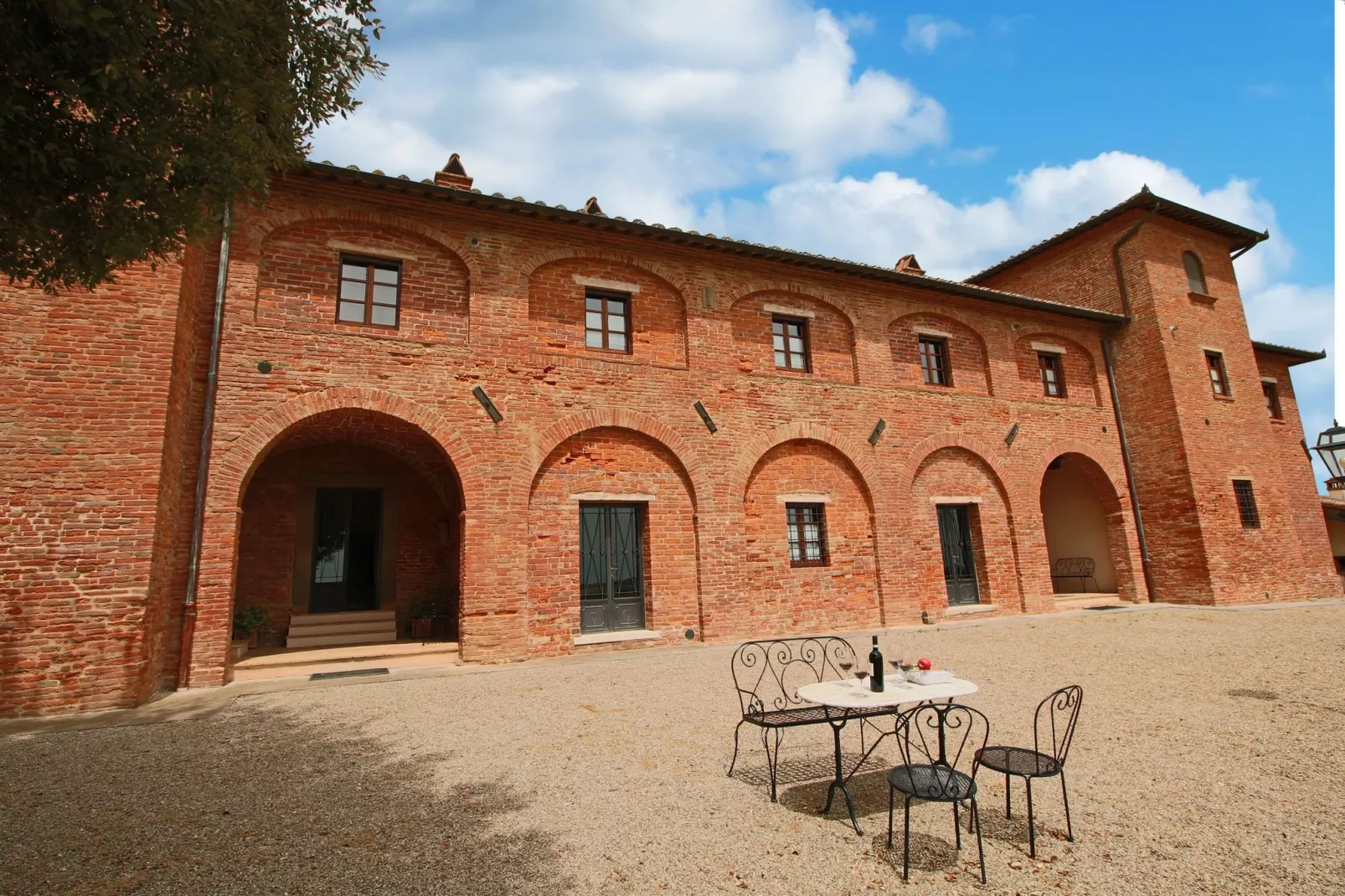 Sfeervol appartement in Montepulciano met zwembad-Buitenkant zomer