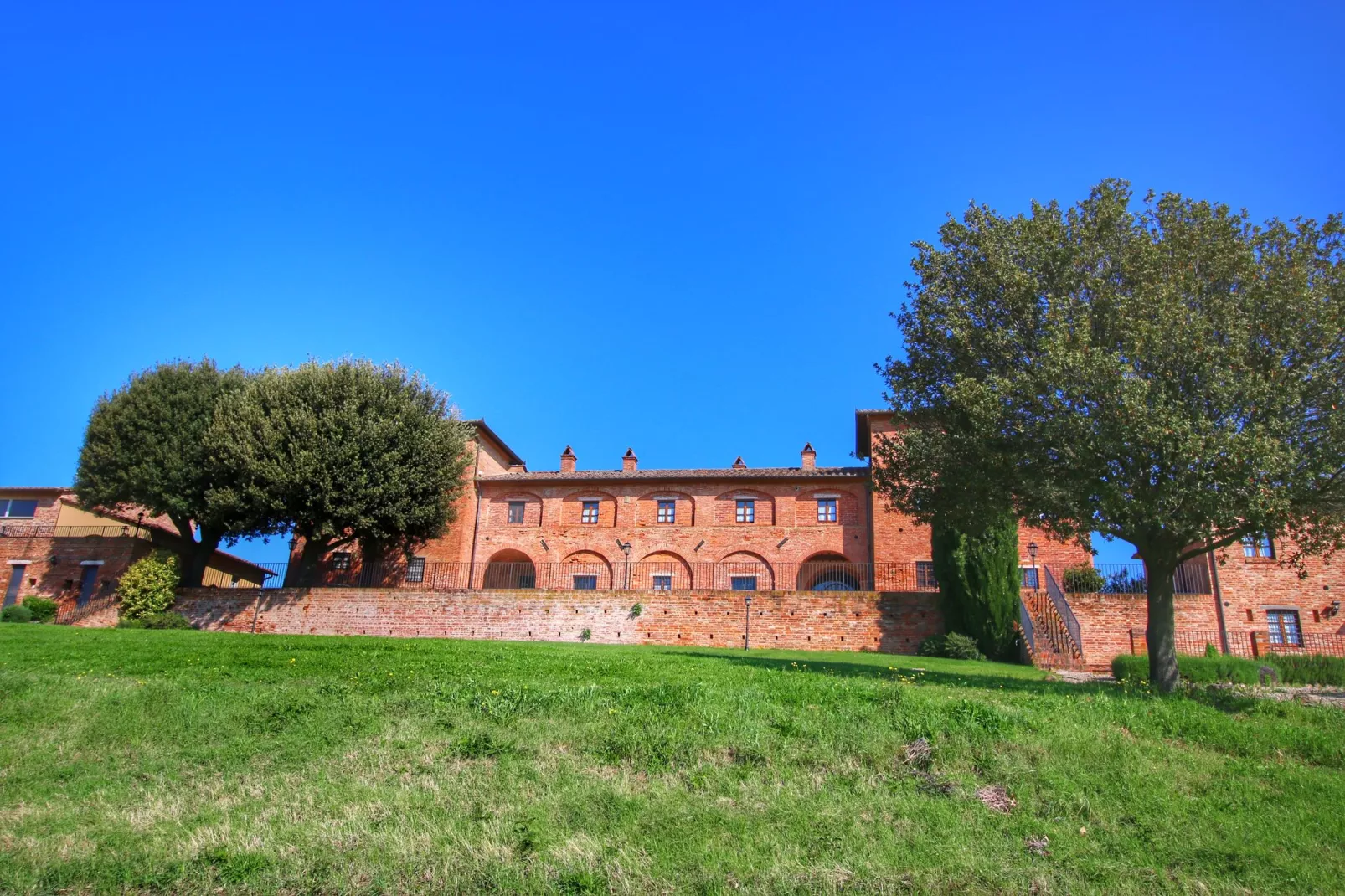 Sfeervol appartement in Montepulciano met zwembad-Buitenkant zomer