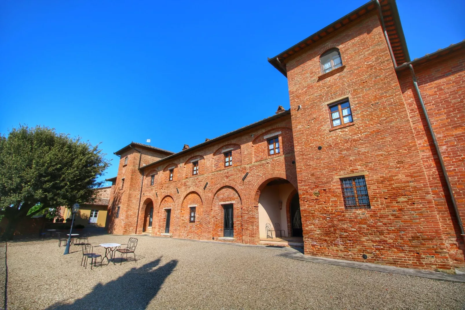 Sfeervol appartement in Montepulciano met zwembad-Buitenkant zomer
