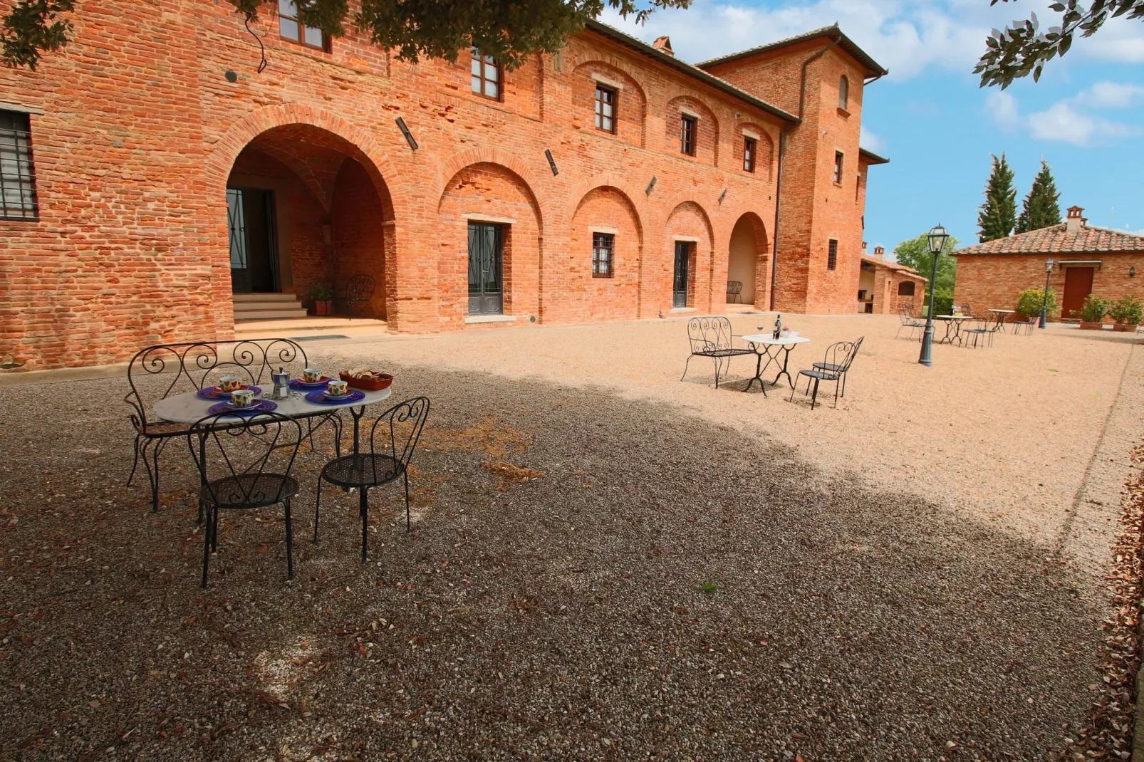 Sfeervol appartement in Montepulciano met zwembad-Buitenkant zomer
