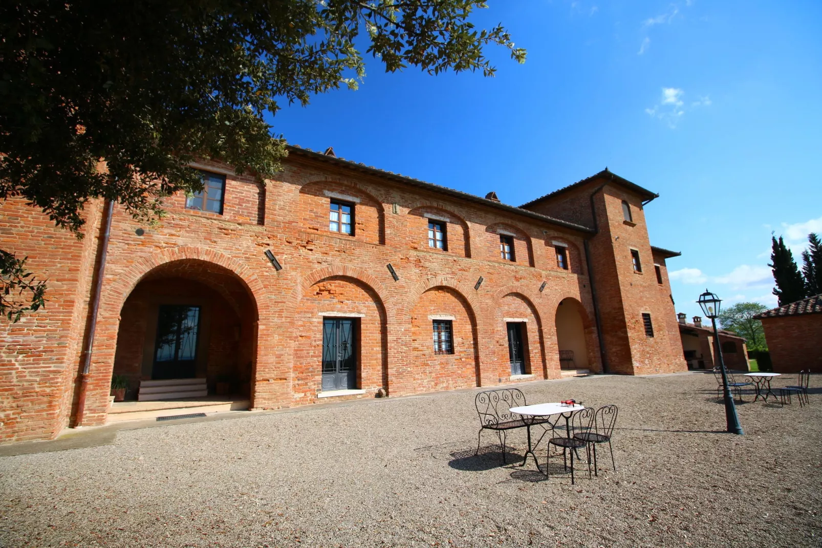 Sfeervol appartement in Montepulciano met zwembad-Buitenkant zomer