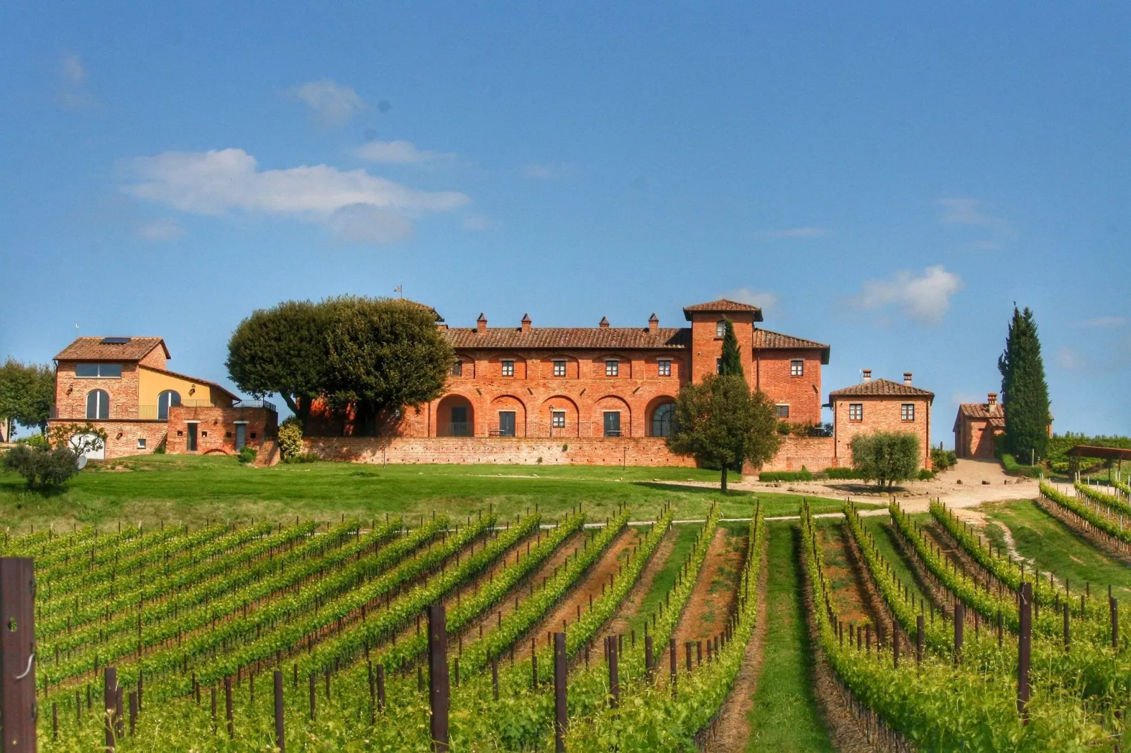 Sfeervol appartement in Montepulciano met zwembad-Buitenkant zomer