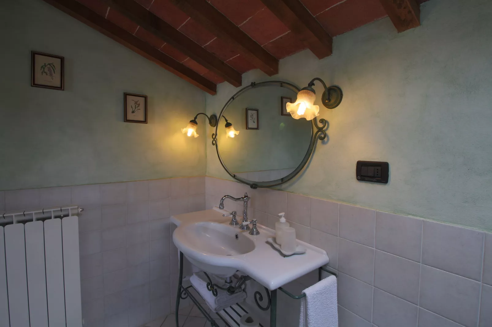 Sfeervol appartement in Montepulciano met zwembad-Badkamer