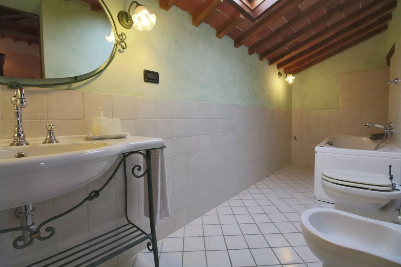 Sfeervol appartement in Montepulciano met zwembad-Badkamer