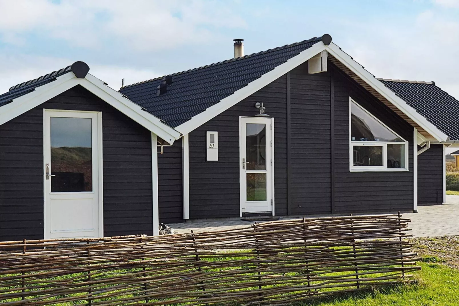 Ruim vskantiehuis in Jutland in de buurt van het strand-Buitenlucht