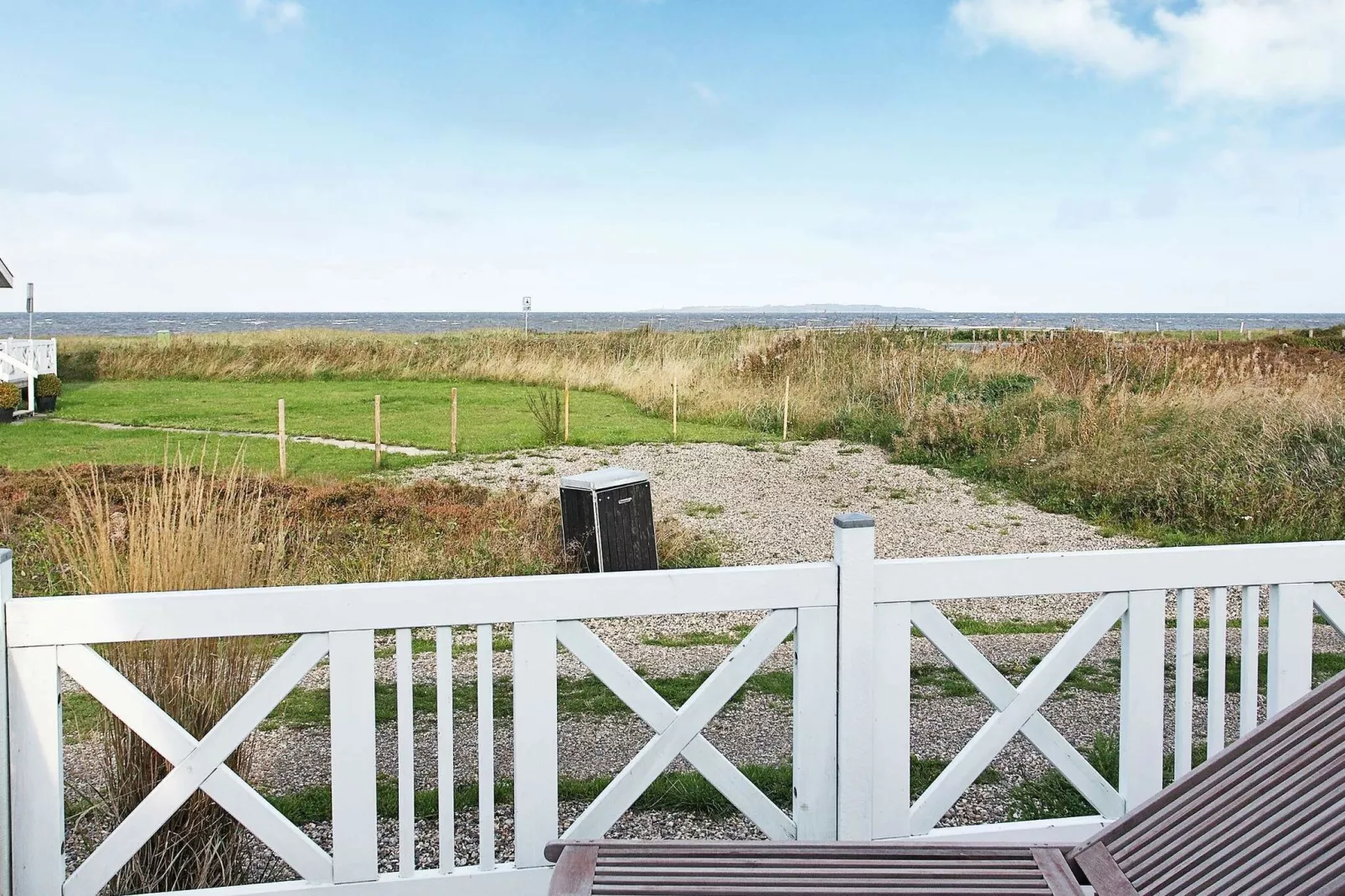 Mooi vakantiehuis in Logstor met terras-Waterzicht