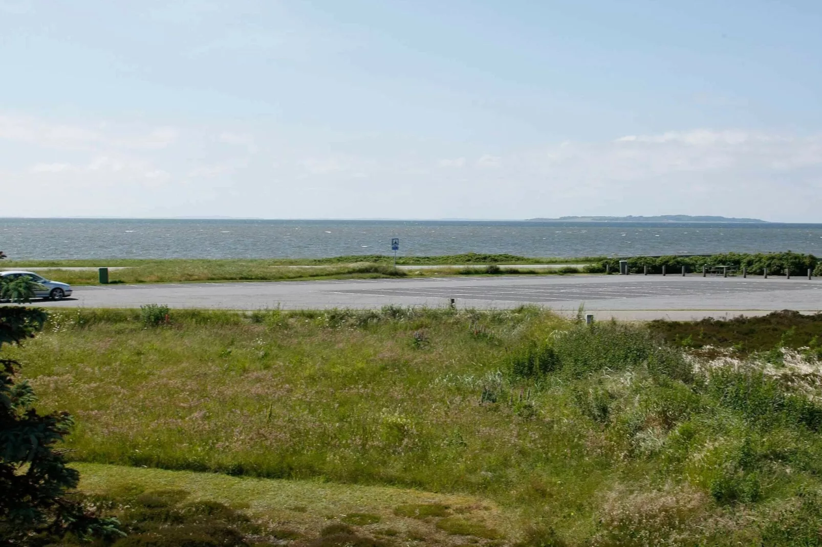 Mooi vakantiehuis in Logstor met terras-Waterzicht