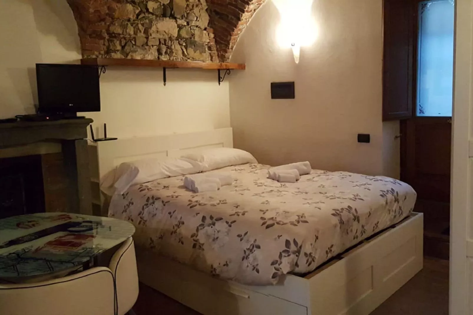 Casa in corte a pochi passi dal lago-Slaapkamer