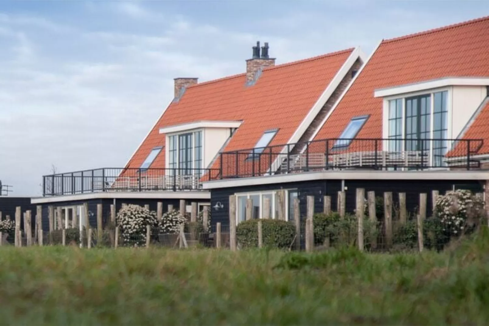 Luxe Beveland met Zwembad-Buitenkant zomer