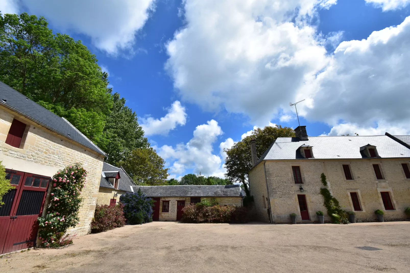 Gite de Luxe 6 pers Domaine Château-Buitenkant zomer