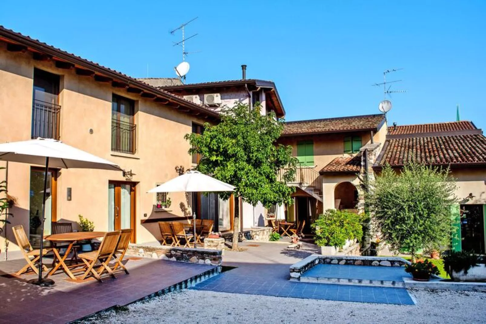 Residence La Casa del Nonno, Monzambano-trilo 6 pax-Buitenkant zomer
