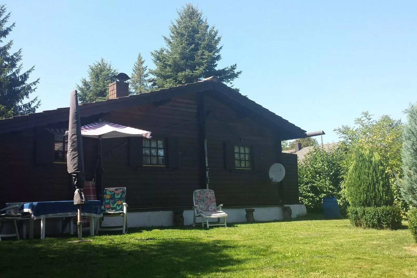 Kellerwald Hütte-Tuinen zomer
