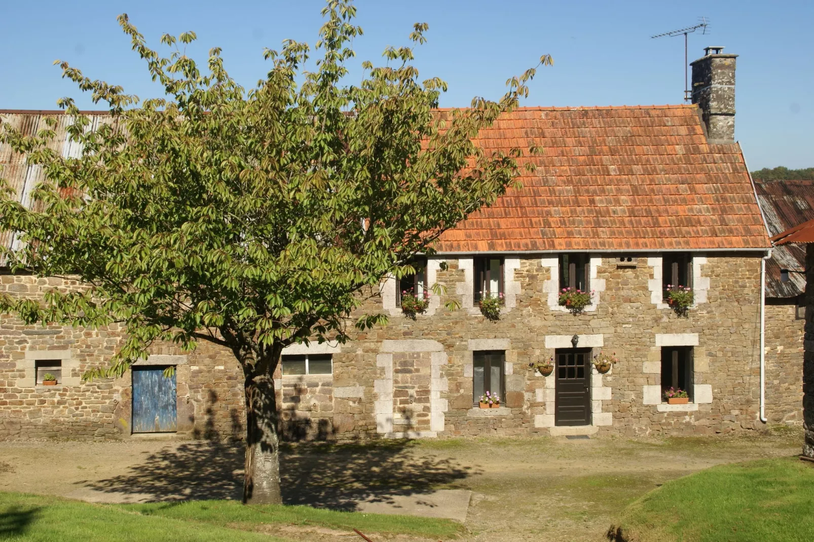 Maison de vacances Sourdeval les Bois-Buitenkant zomer