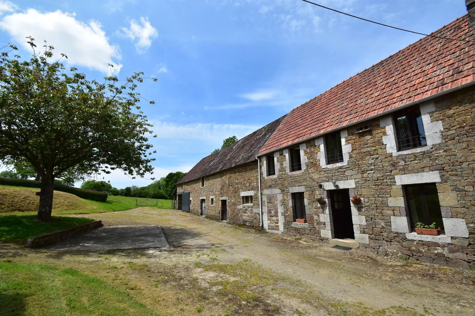 Maison de vacances Sourdeval les Bois-Buitenkant zomer