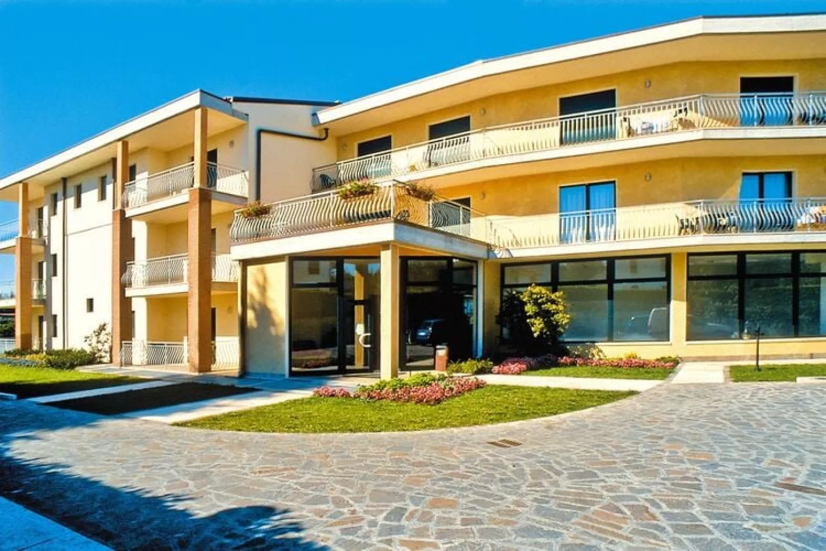 Residence Nettuno, Peschiera-bilo-Buitenkant zomer