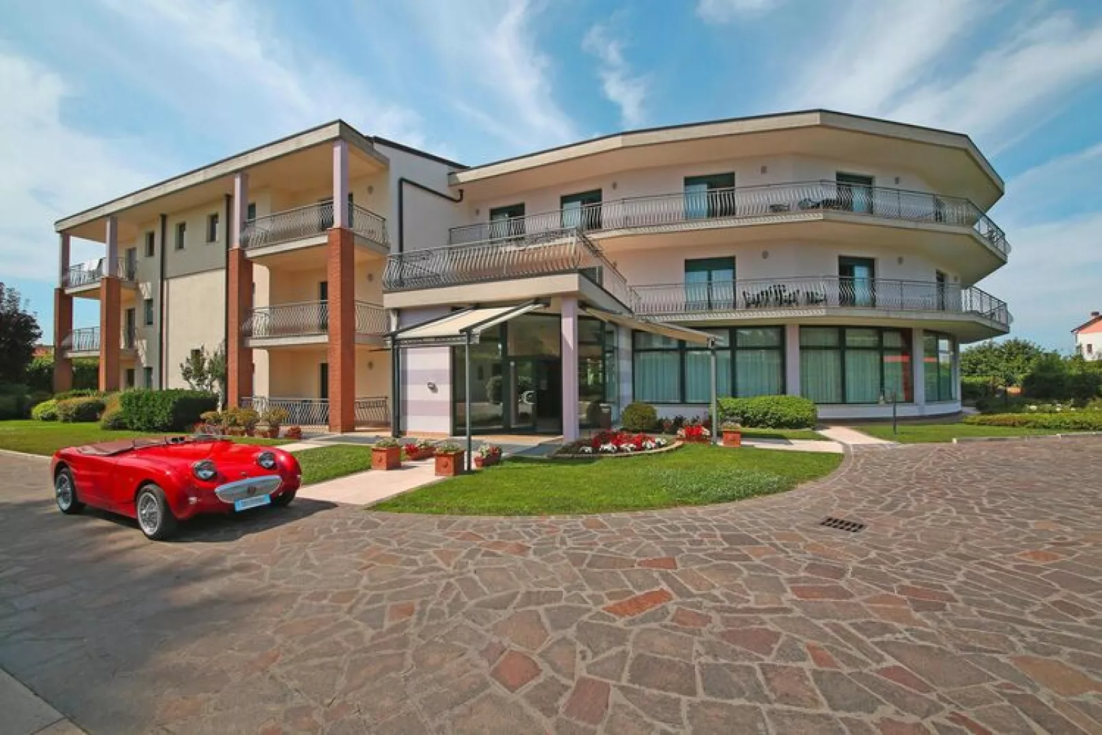 Residence Nettuno, Peschiera-bilo-Buitenkant zomer