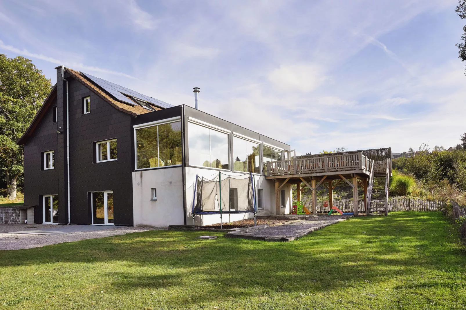 The Wood-Stone Cottage-Buitenkant zomer