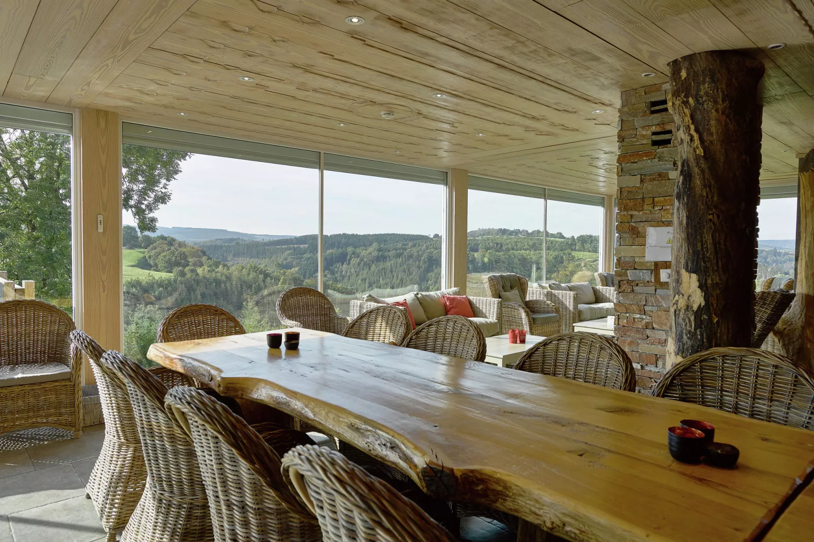 The Wood-Stone Cottage-Eetkamer