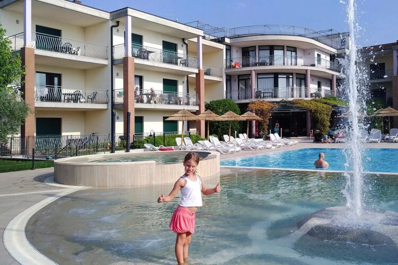 Residence Nettuno, Peschiera-bilo-Buitenkant zomer