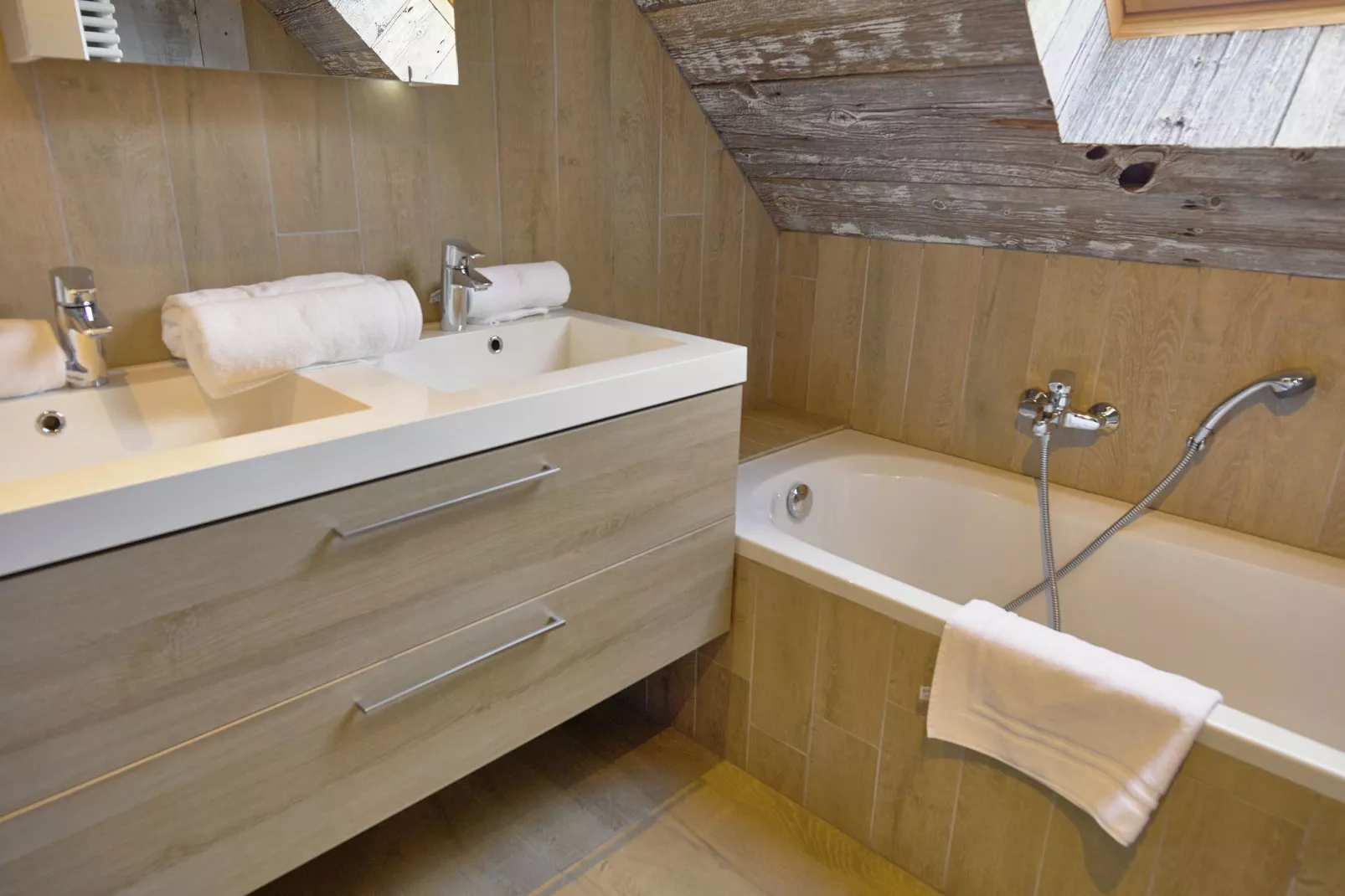The Wood-Stone Cottage-Badkamer