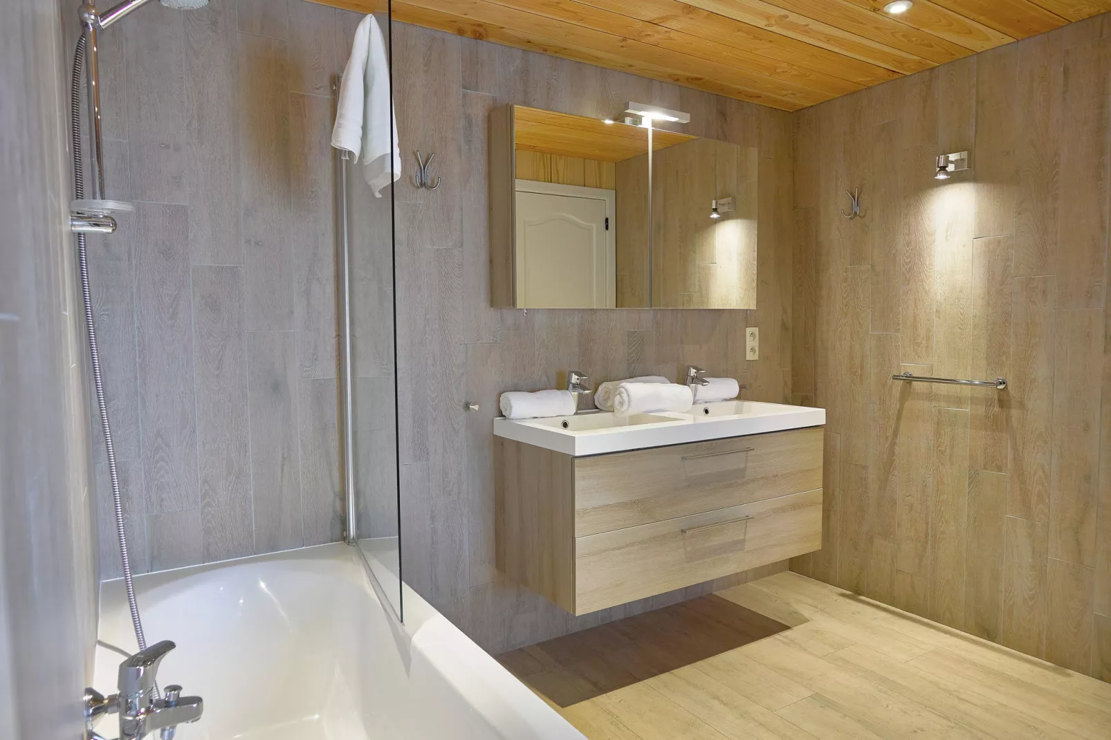 The Wood-Stone Cottage-Badkamer