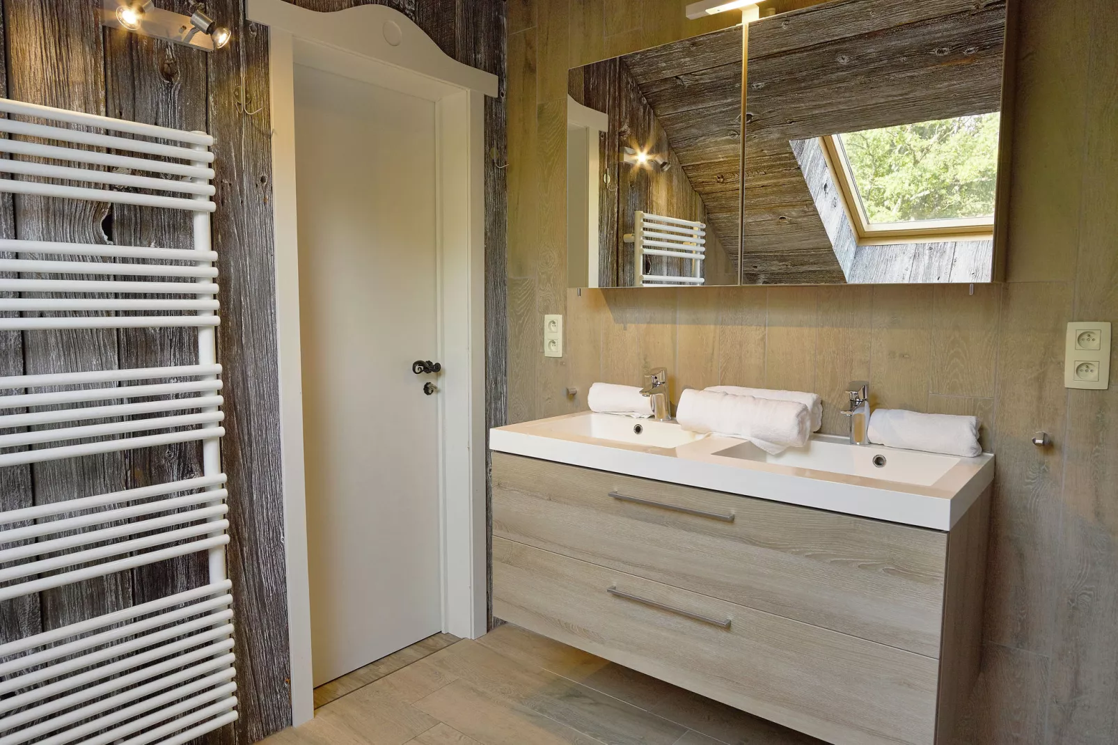 The Wood-Stone Cottage-Badkamer