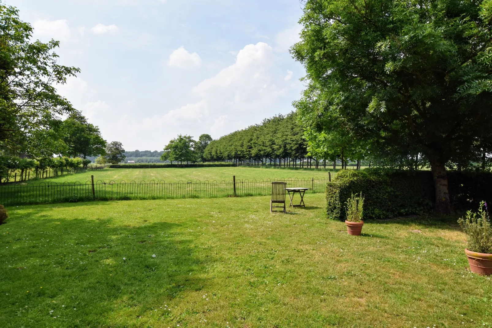 Koetshuis 't Geyn-Landgoed Noordenhoek-Tuinen zomer