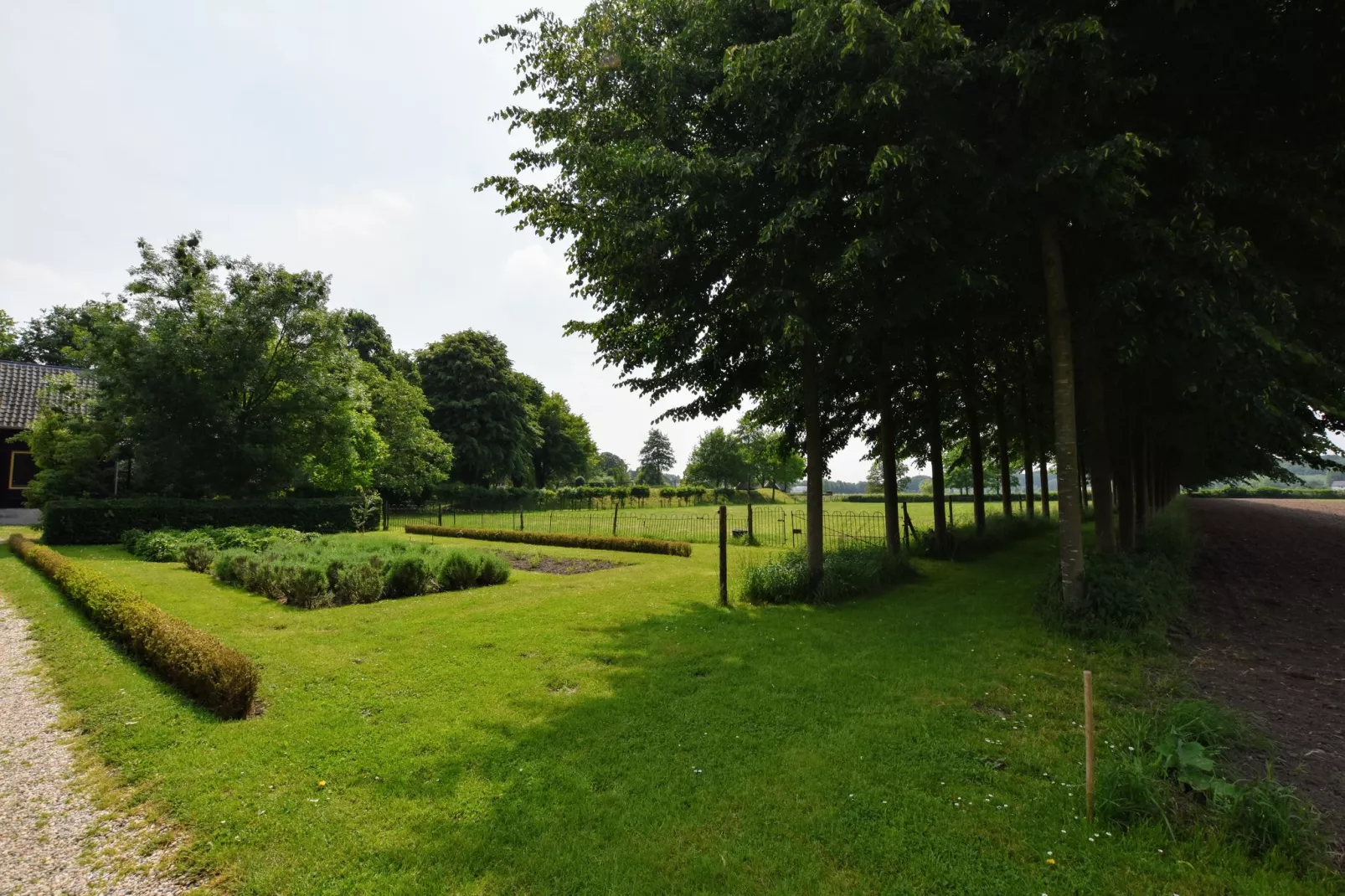 Koetshuis 't Geyn-Landgoed Noordenhoek-Tuinen zomer