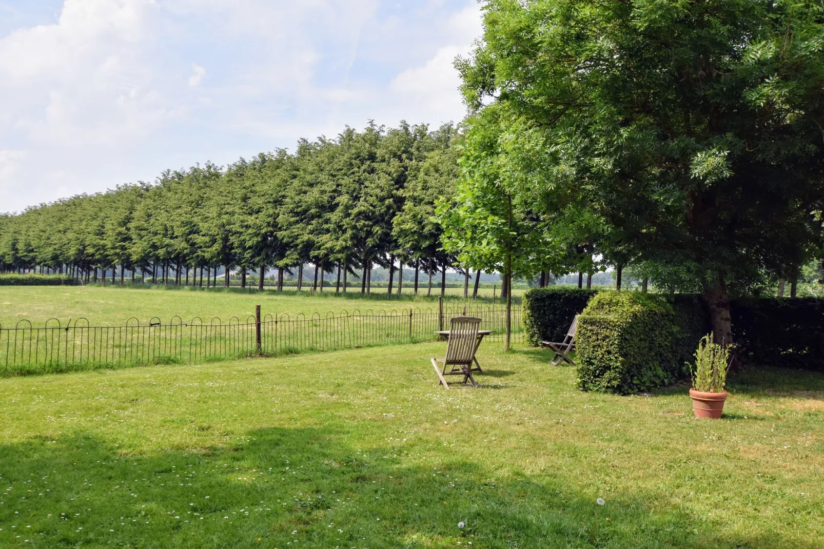 Koetshuis 't Geyn-Landgoed Noordenhoek-Tuinen zomer