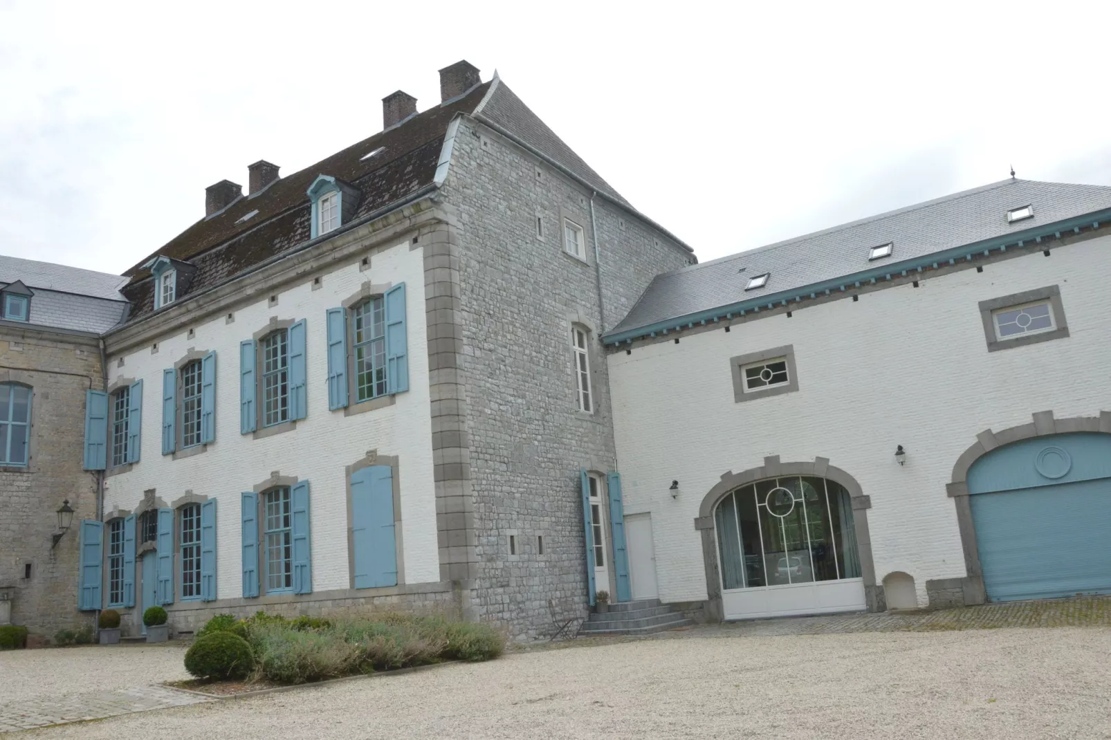 Chateau des Deux Etangs 24 pers-Buitenkant zomer