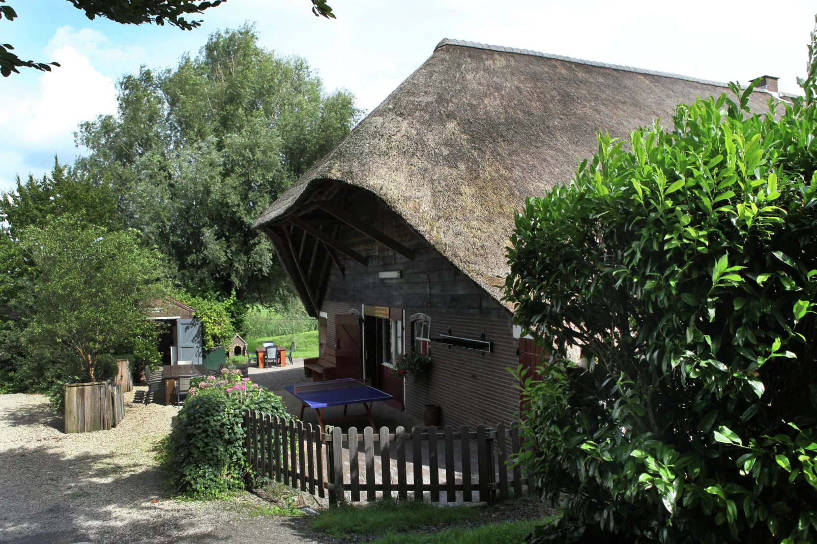 Hoeve Hoogst Tevreden-Buitenkant zomer