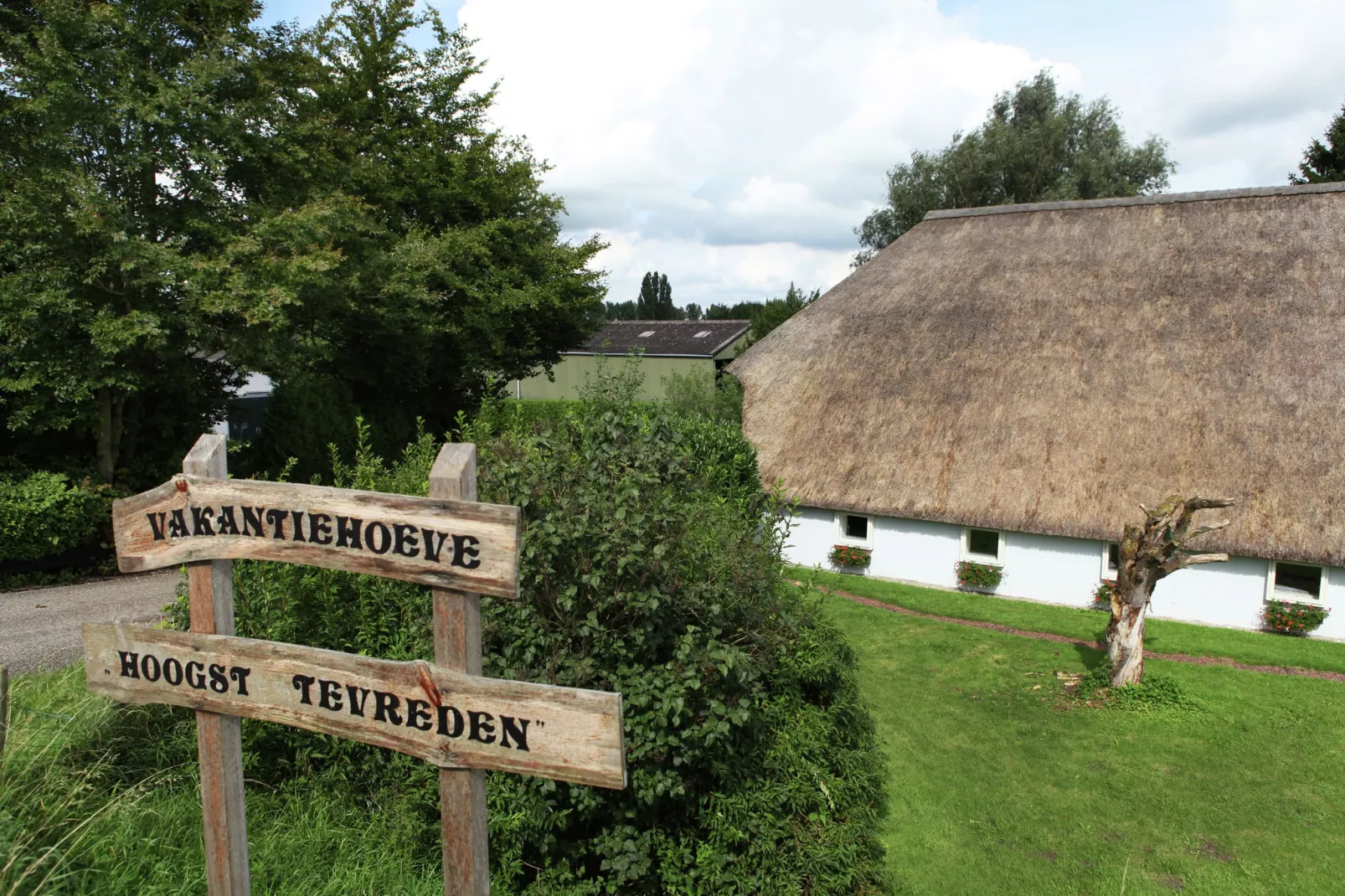 Hoeve Hoogst Tevreden-Buitenkant zomer