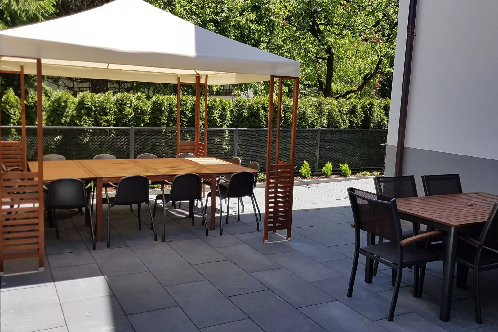 Chalet Neva S Saalbach-Tuinen zomer