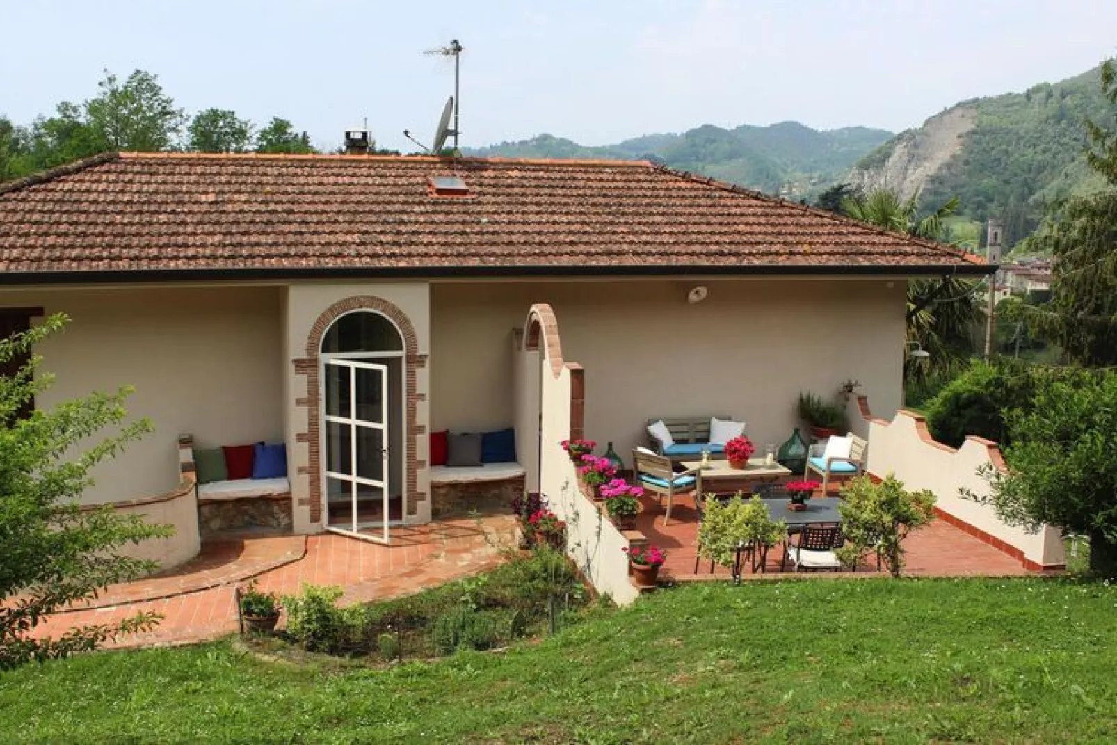 Holiday home Casa Paola Camaiore - Villa Paola-Buitenkant zomer