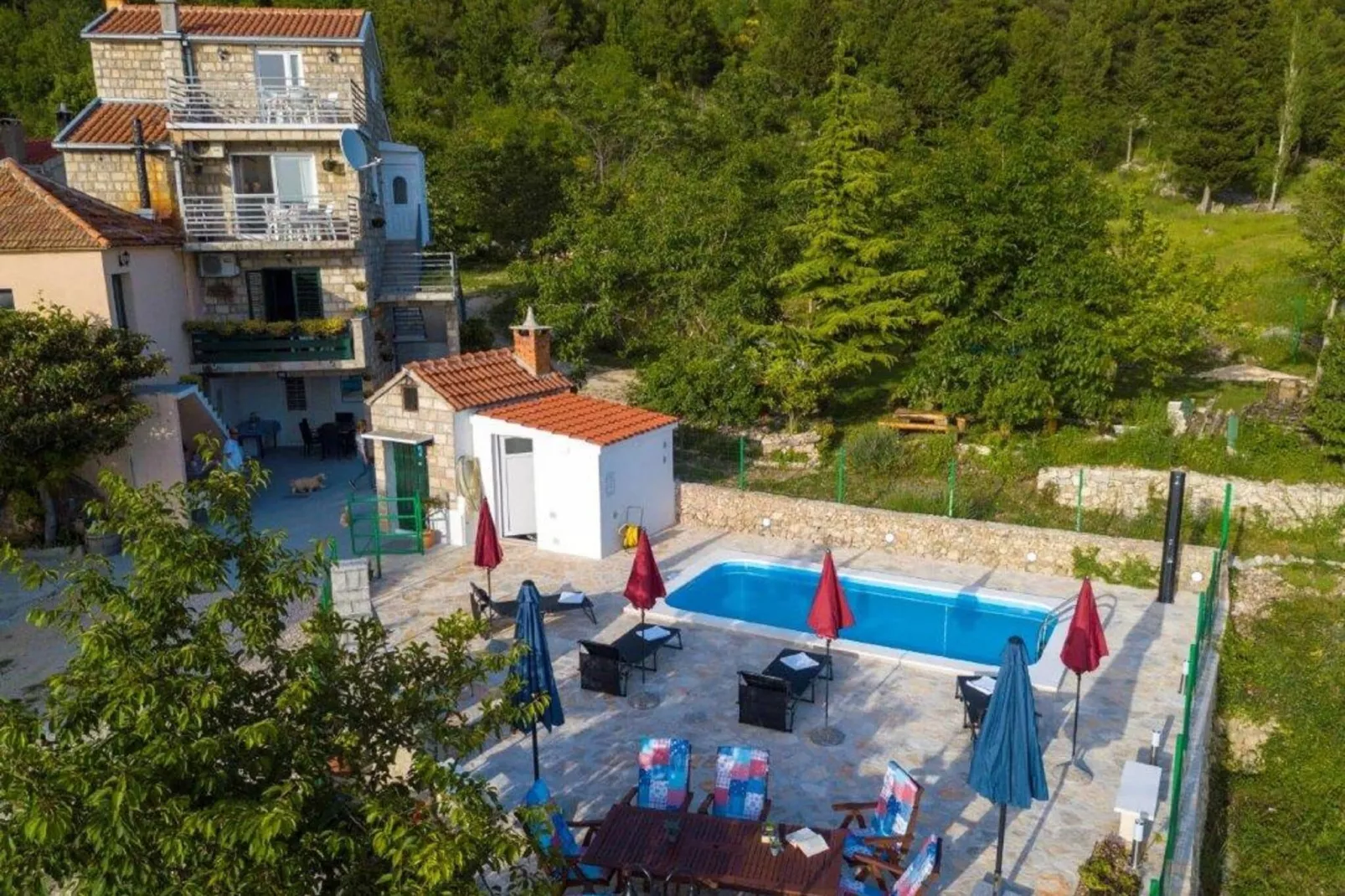 Villa Ljubini Dvori-Buitenkant zomer