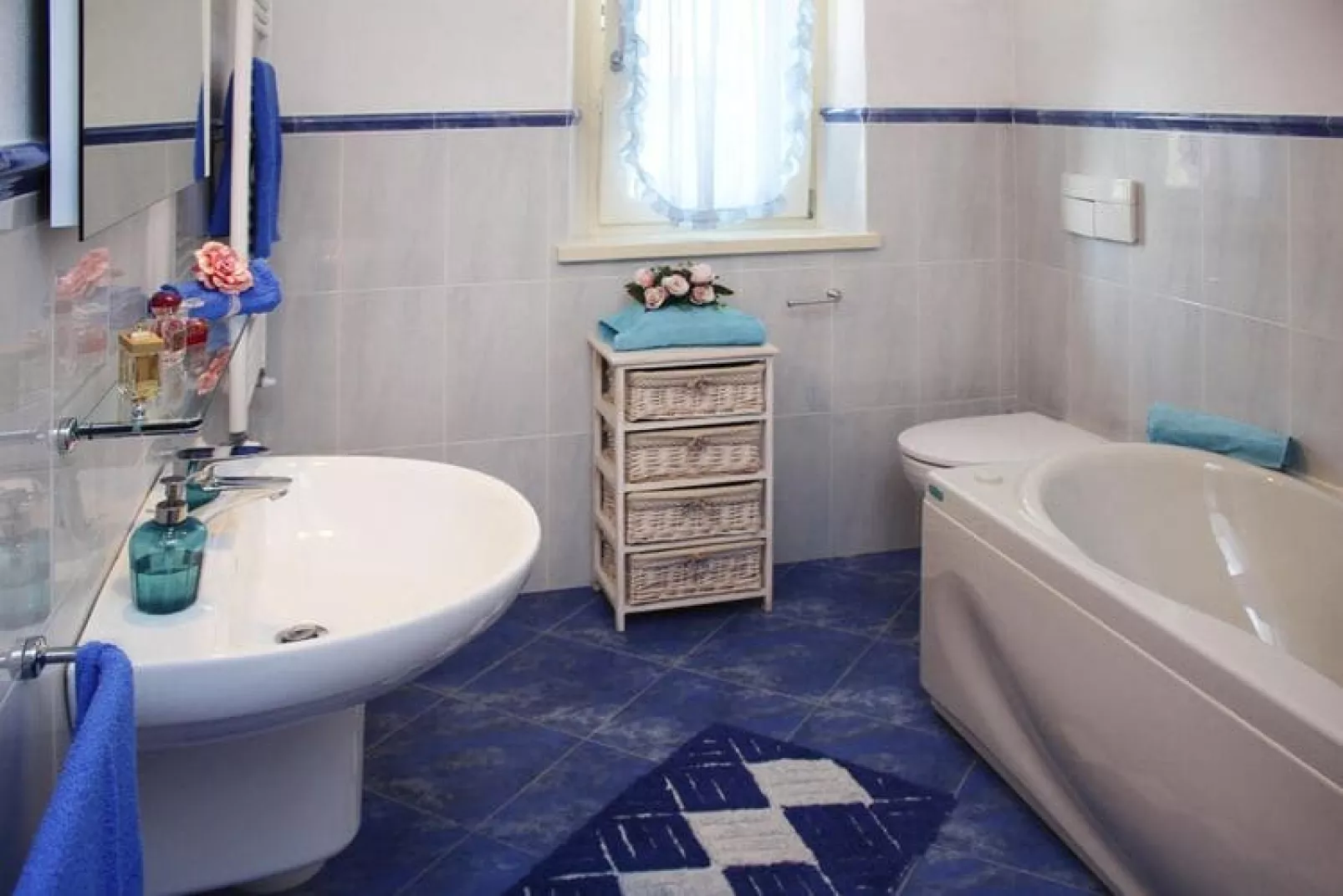 Holiday home Fragola, Capezzano Pianore-Villa Fragola-Badkamer