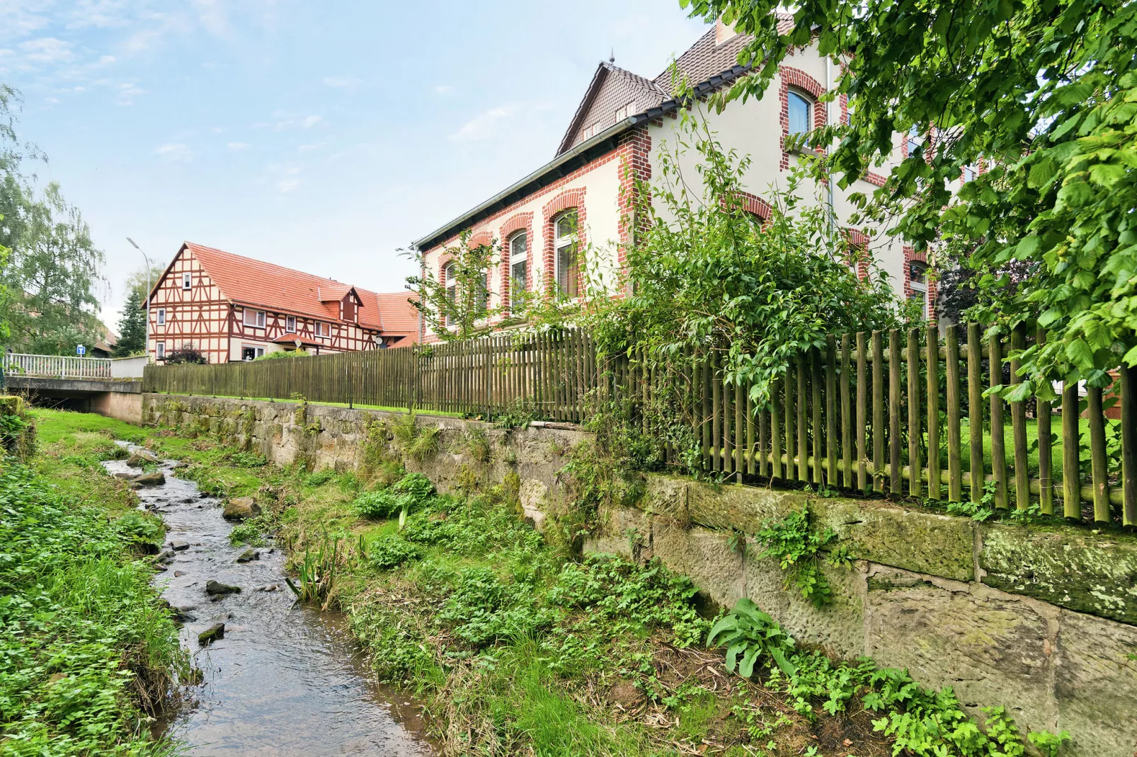 Altes Pfarrhaus & Dorfschule-Buitenkant zomer