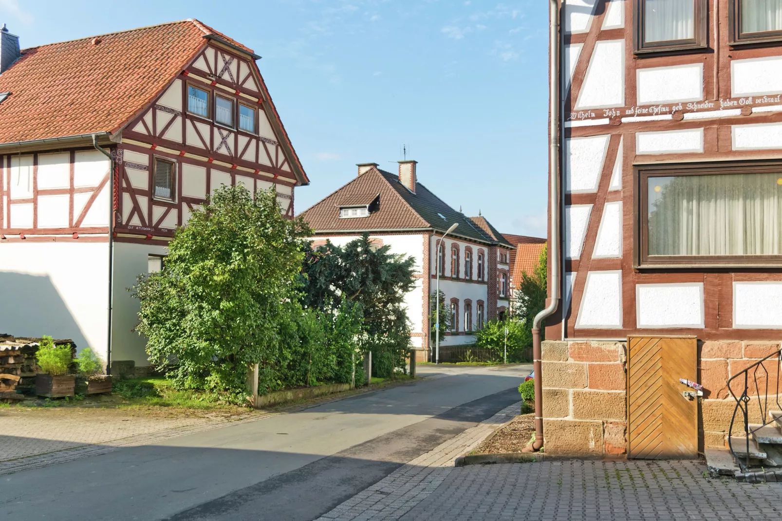 Altes Pfarrhaus & Dorfschule-Buitenkant zomer