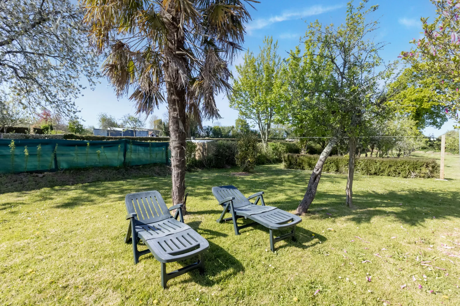 Maison de vacances Montaigu la Brisette-Tuinen zomer