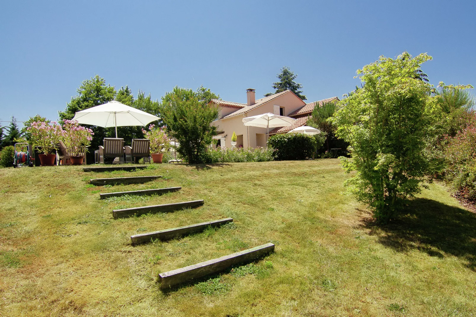 La Haute Prèze 34 près de la Dordogne-Tuinen zomer