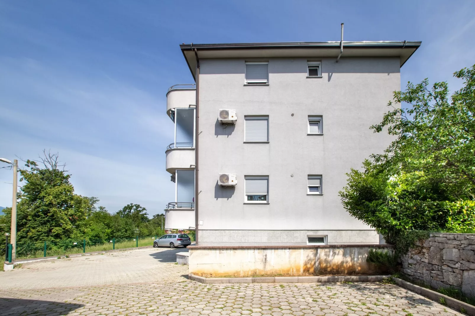 Two-bedroom apartment in Viškovo-Buitenkant zomer