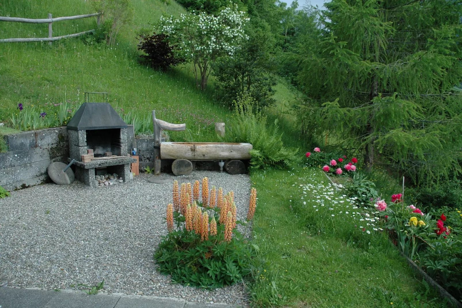 Chalet Chützli-Tuinen zomer