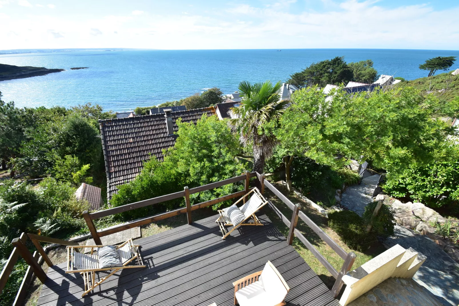 Magnifiek uitzicht vanaf dit smaakvol ingerichte vakantiehuis op 200 m van zee-Uitzicht zomer