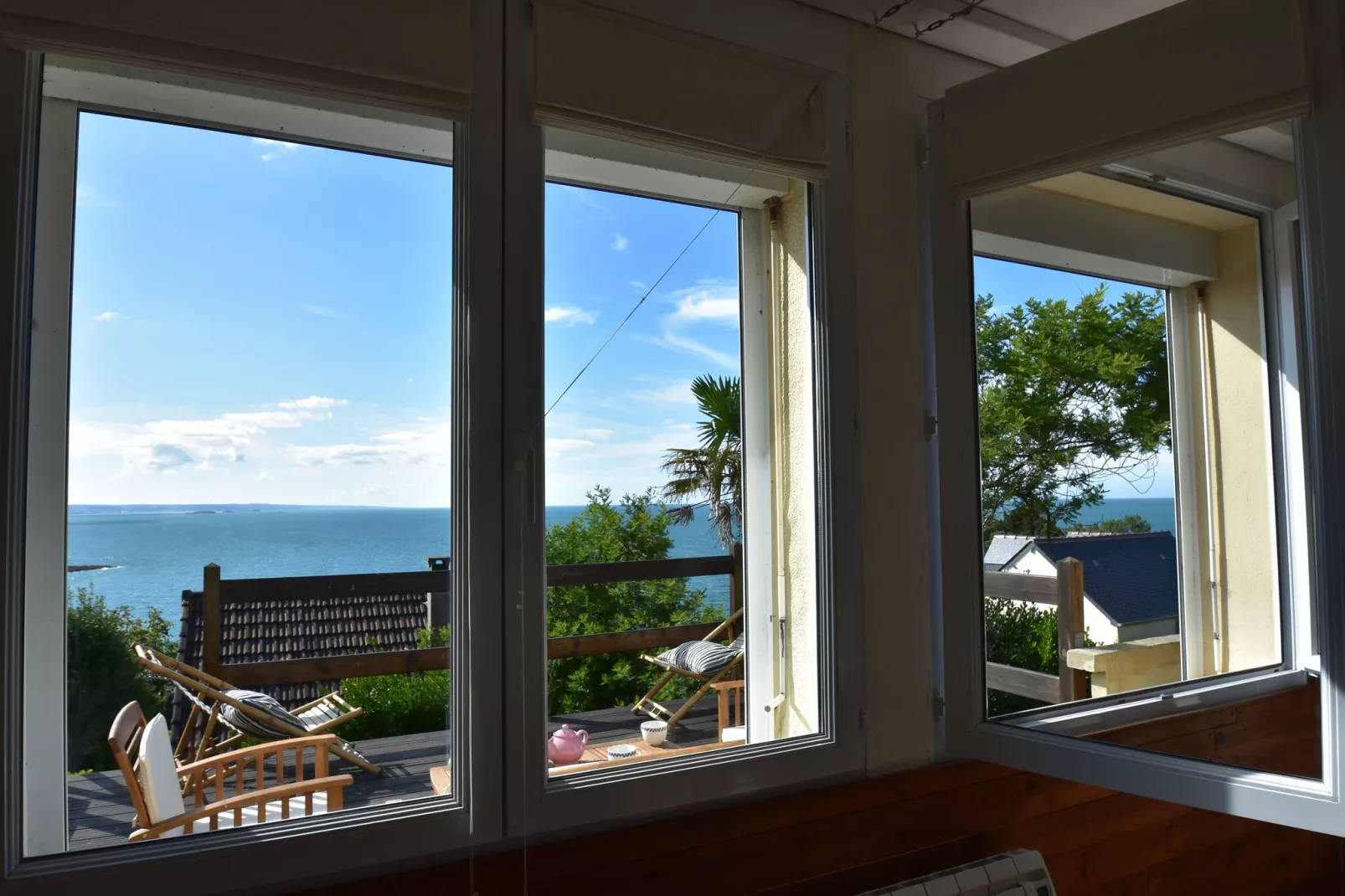 Magnifiek uitzicht vanaf dit smaakvol ingerichte vakantiehuis op 200 m van zee-Uitzicht zomer
