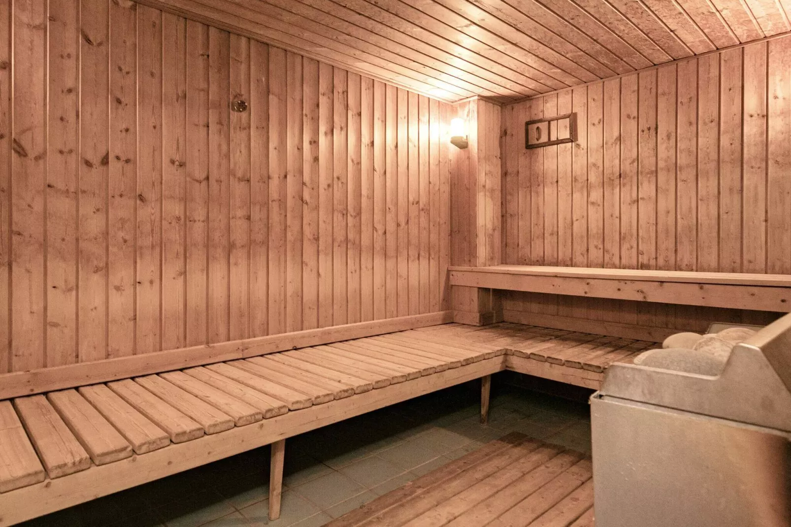4 room, 2 levels-Sauna