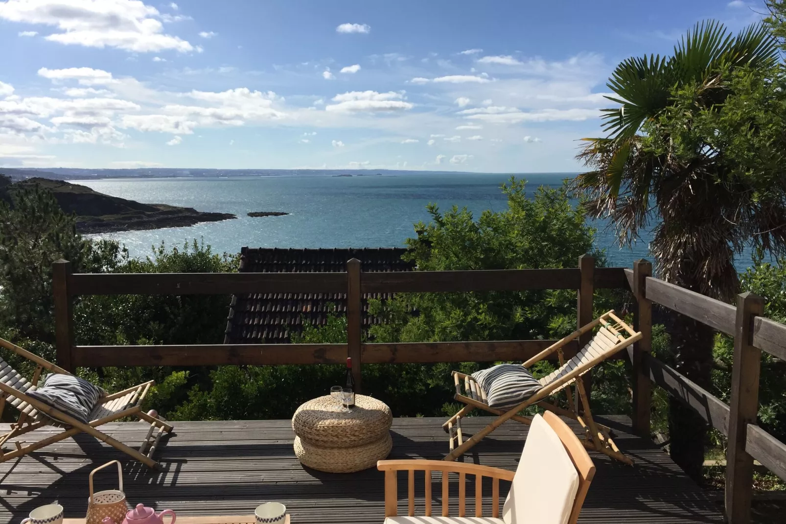 Magnifiek uitzicht vanaf dit smaakvol ingerichte vakantiehuis op 200 m van zee-Terrasbalkon