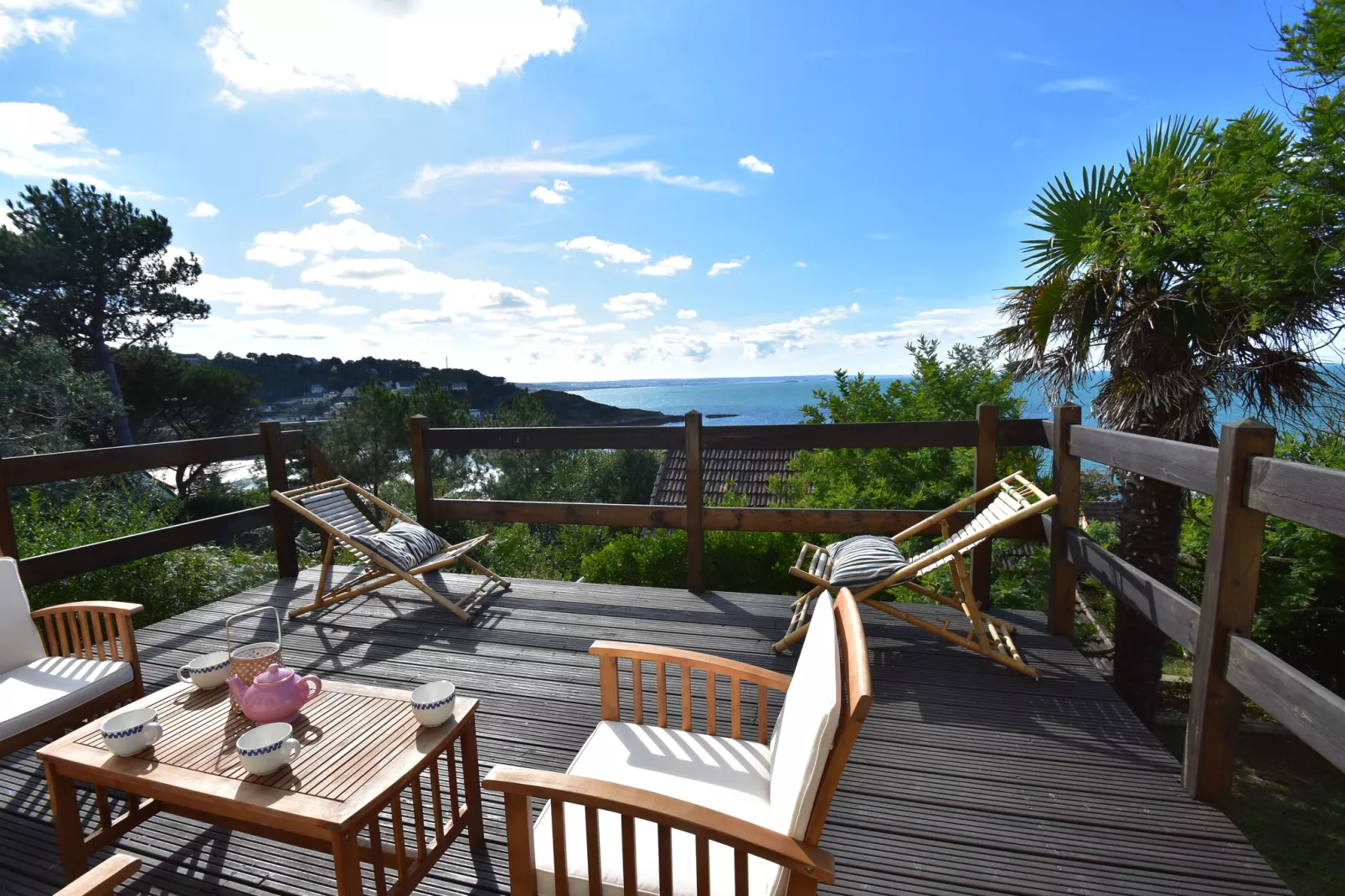 Magnifiek uitzicht vanaf dit smaakvol ingerichte vakantiehuis op 200 m van zee-Terrasbalkon