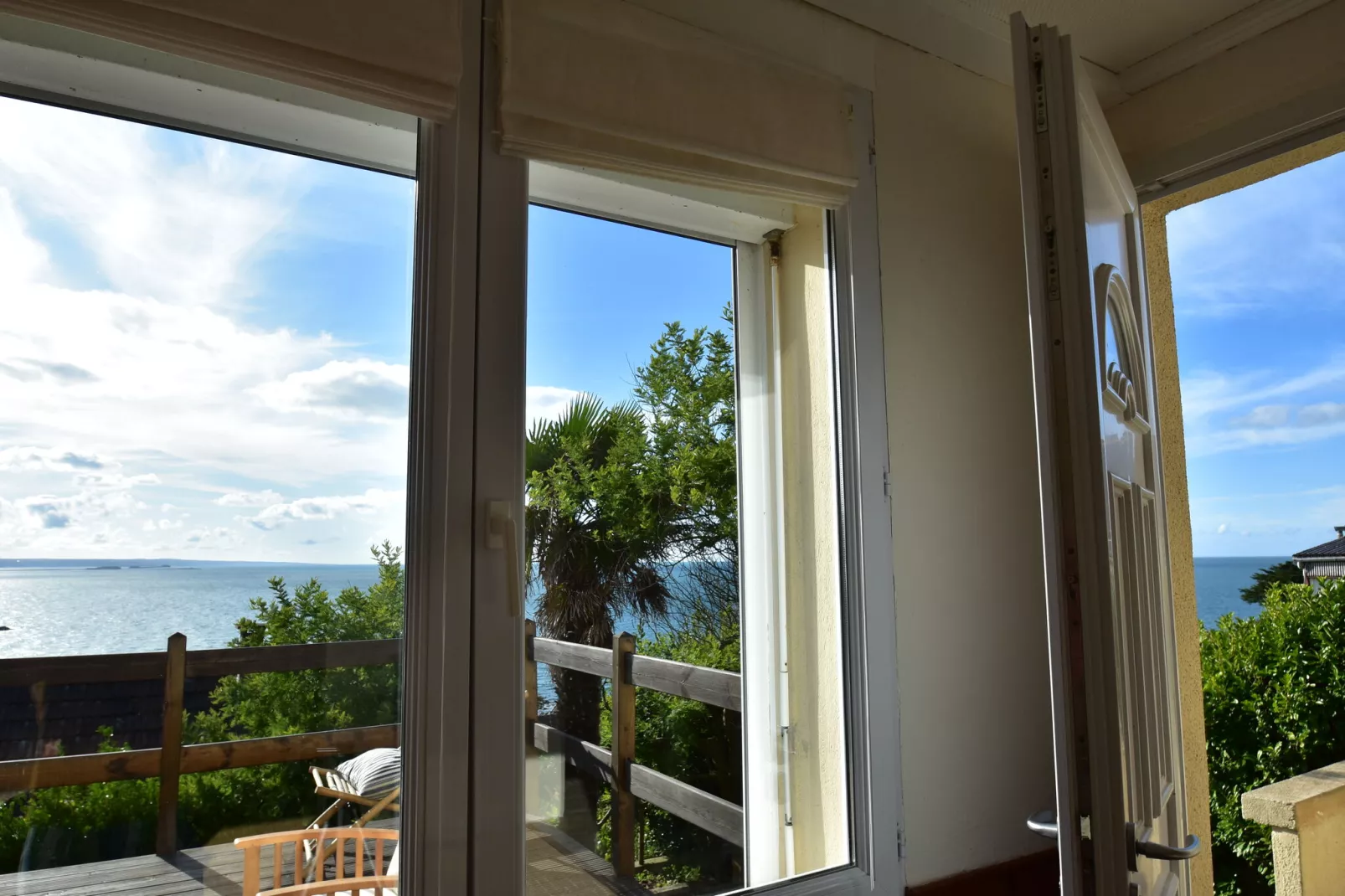 Magnifiek uitzicht vanaf dit smaakvol ingerichte vakantiehuis op 200 m van zee-Terrasbalkon